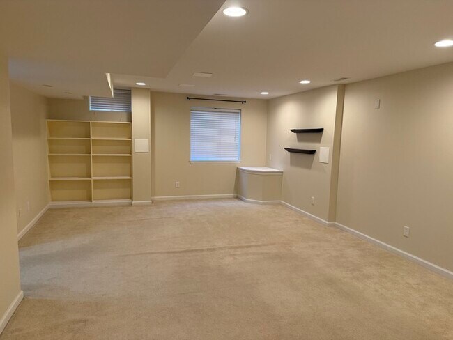 Building Photo - Rockwood Schools 3 Bedroom 2 full baths and 2 half Baths