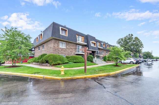 Building Photo - 3856 S Parkway Dr