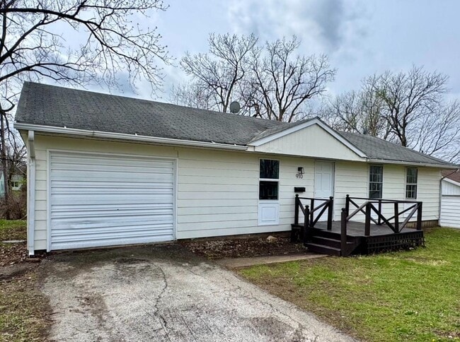 Building Photo - 910 Skyline Dr