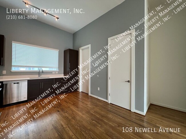 Building Photo - 2BR/3.5 bath rental townhouse near Pearl B...