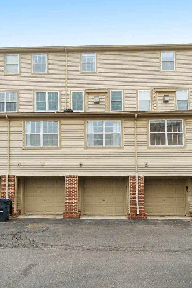 Building Photo - 2738 Barclay Wy