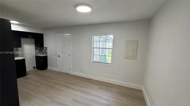 Building Photo - 3 bedroom in Miami FL 33167