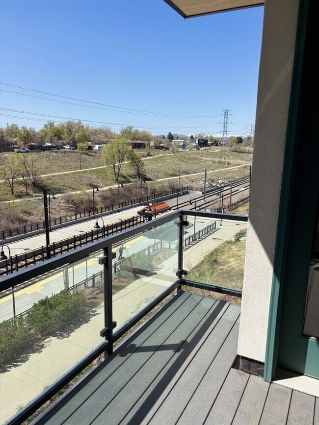 Building Photo - Modern 2 bedroom 2 bathrooms available in ...