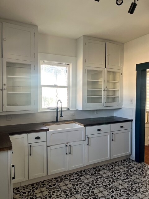 Kitchen - 719 W French Plz