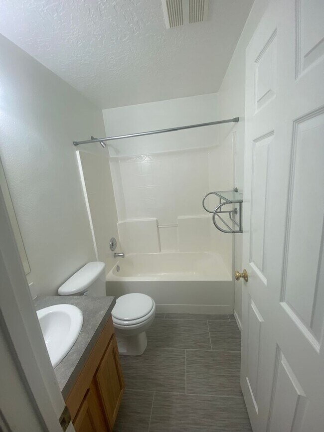 Building Photo - 3 Bed, 2 Bath,  Single Story, CUL-D-SAC Ho...