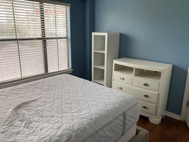 Building Photo - Fully Furnished 2/2 Condo in West Campus