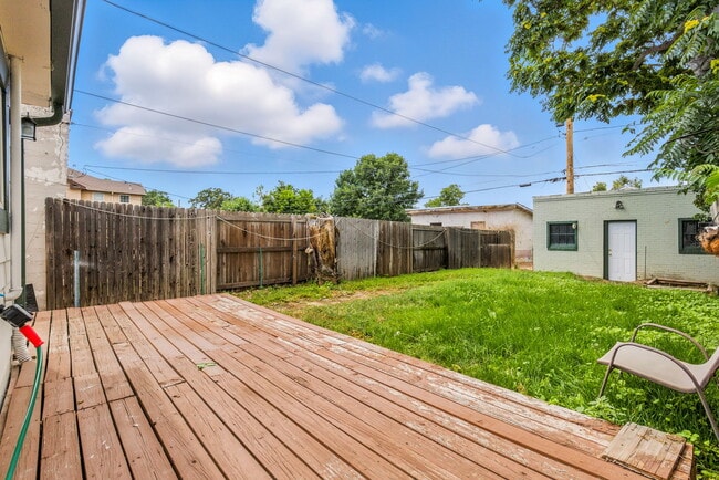Building Photo - 207 Galapago St