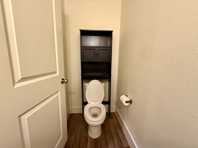 Building Photo - 3 BED 2.5 BATH 2 CAR GARAGE TOWNHOUSE w/ PRIVATE BACKYARD in GATED COMMUNITY.