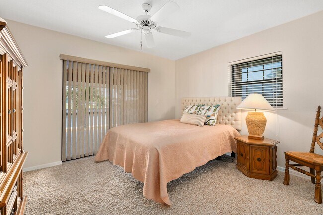 Building Photo - 130 Queen Catherina Ct