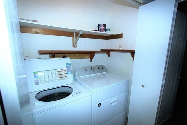 Building Photo - 76 Highwood Dr