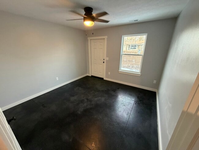 Building Photo - 301 W Sunrise St