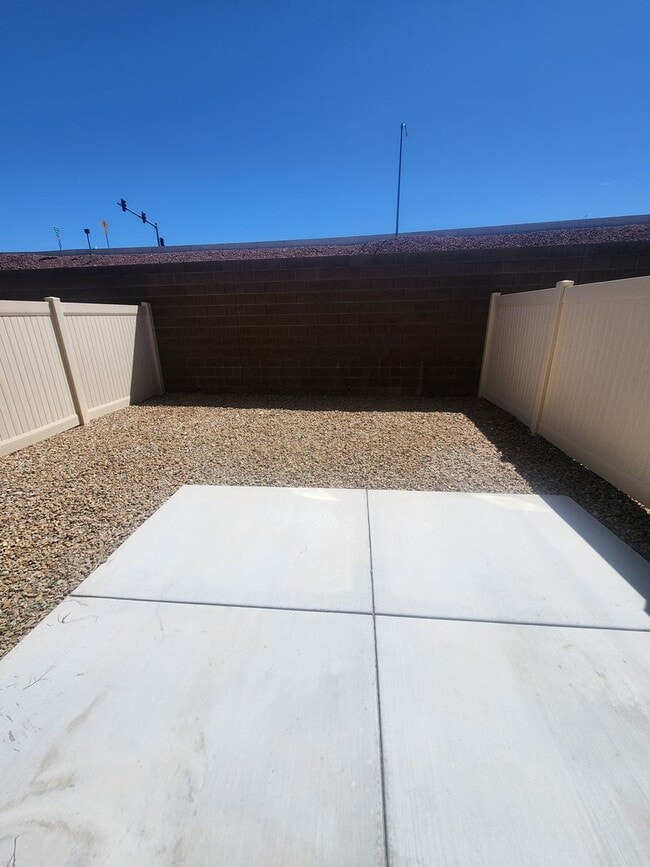 Building Photo - Modern Comfort Meets Vegas Vibes! – Utilit...