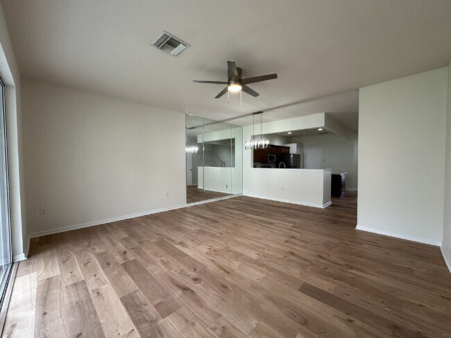 Building Photo - "Spacious 3-Bed Townhouse with 2.5 Baths in Beautiful Bradenton!"