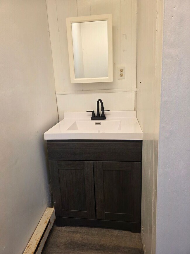 Building Photo - 105 W Emeline St