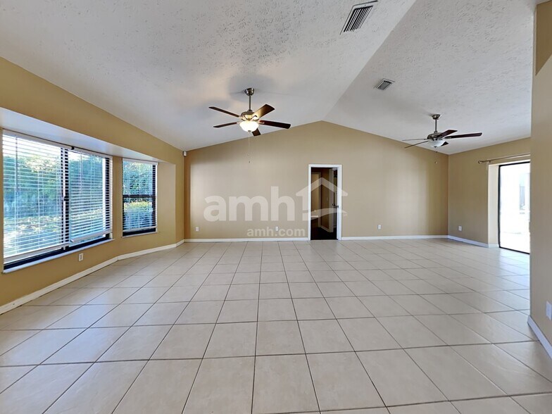Building Photo - 1501 SE Mariana Rd