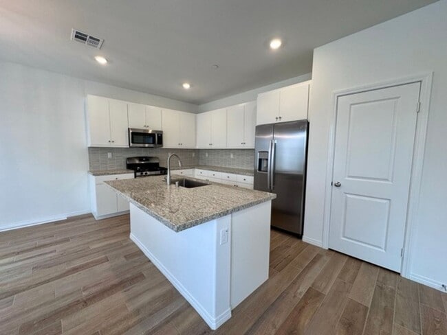 Building Photo - Welcome to Your Brand New 3 Bedroom Solar Home in the Gated Willow Springs Community of Murrieta!