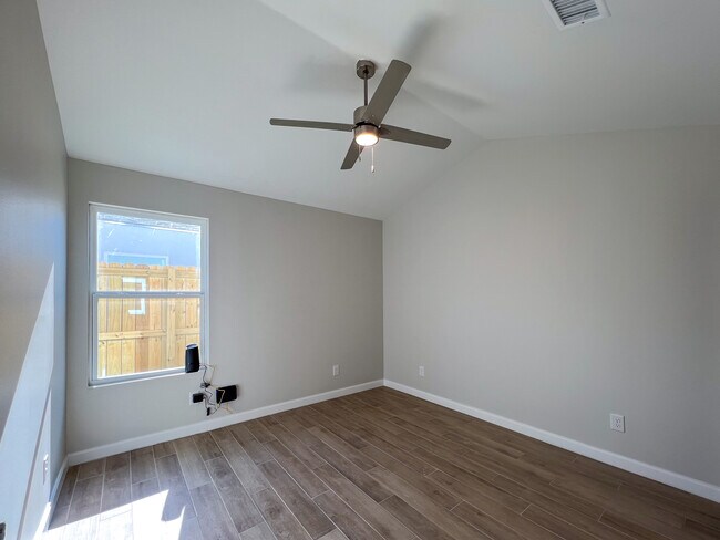 Building Photo - 1400 E Iris Ave