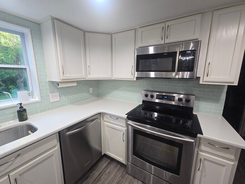 Building Photo - 713 St Michael Ln