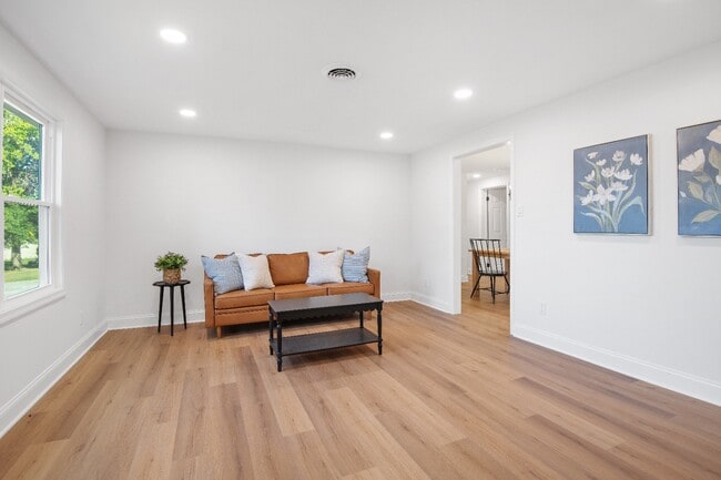 Building Photo - 211 Della Ln