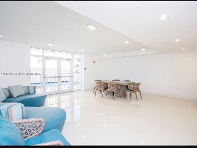 Building Photo - 2560 SW 27th Ave