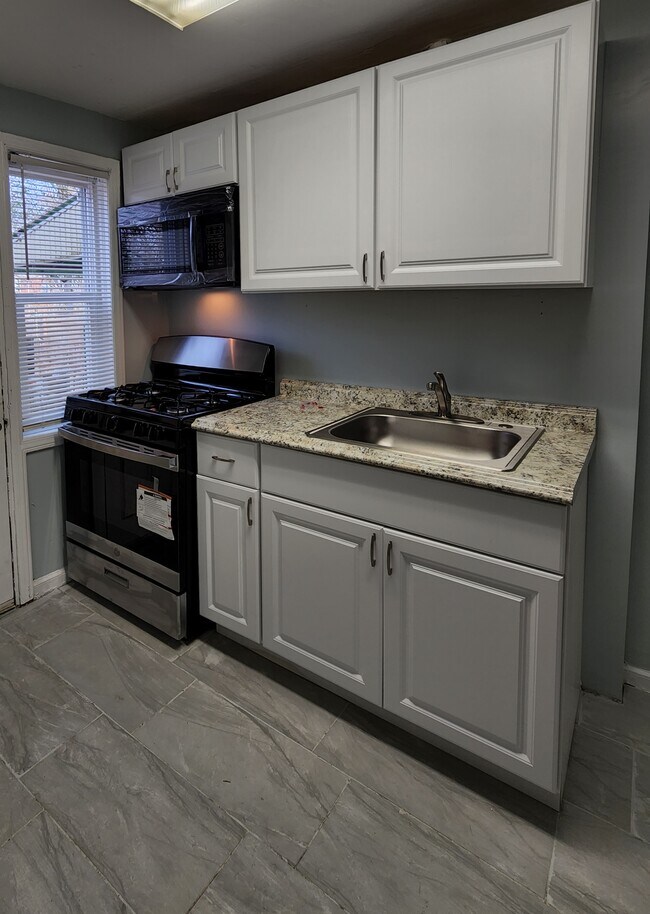 Building Photo - 364 Oakland St