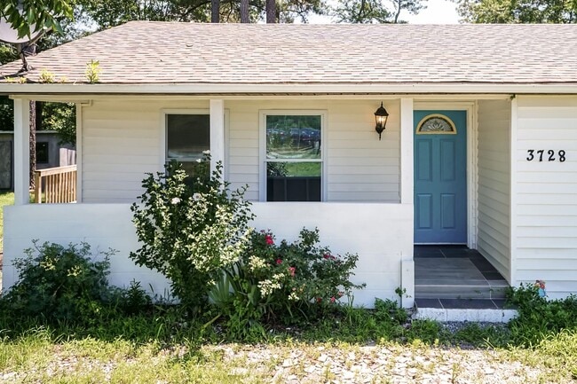 Building Photo - Three Bedroom Home!