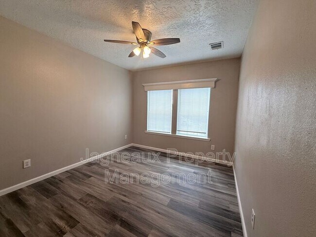 Building Photo - 816 Shady Ln