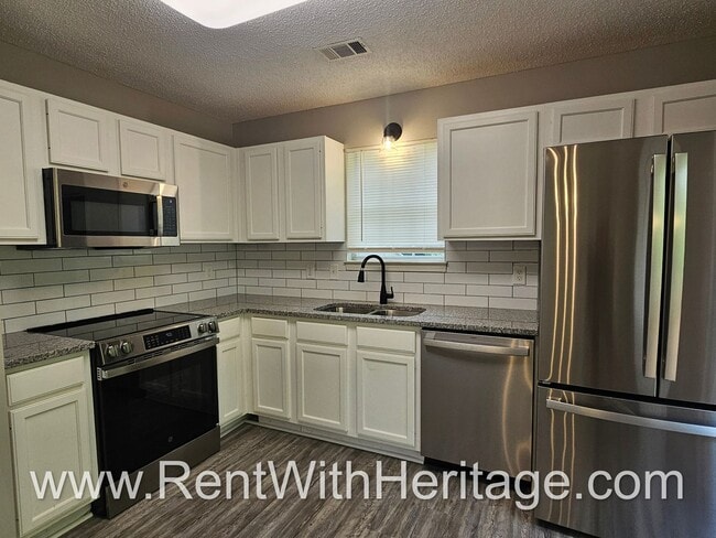 Building Photo - Gorgeous 5 bedroom/ 3 bath/ Upgrades Galor...