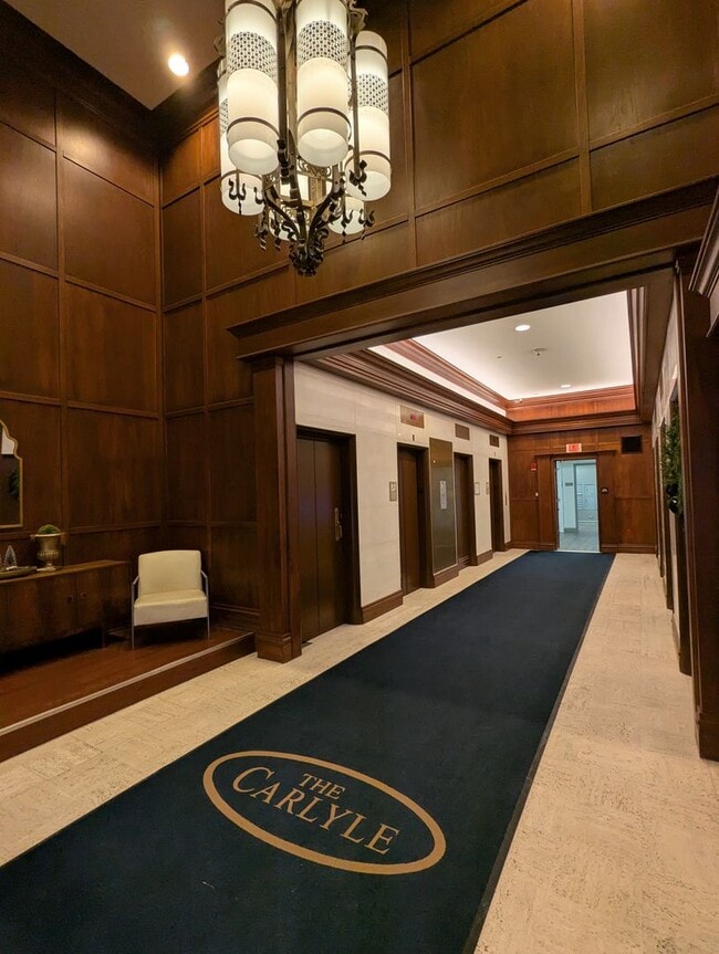 Building Photo - Spacious 1 Bedroom 1.5 Bathroom Downtown Condo