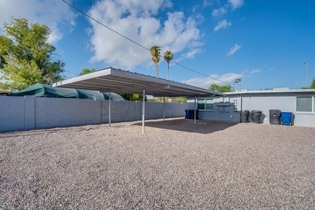 Building Photo - 603 S Bellview