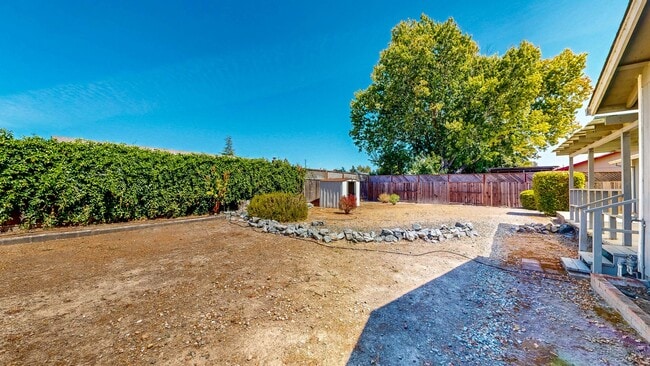 Building Photo - 4 Bedroom 2 Full Bathroom Single Family Ho...