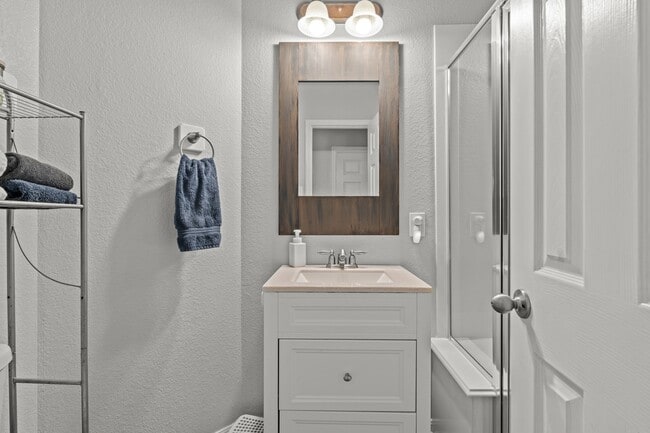 Building Photo - 14402 Hazeldale Dr