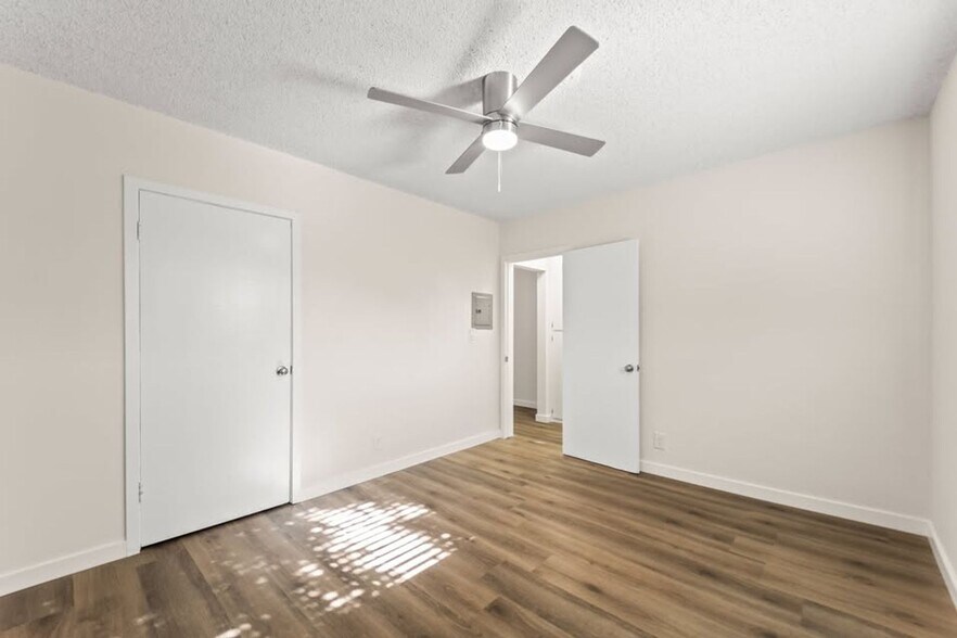 Building Photo - 862 W 84th St