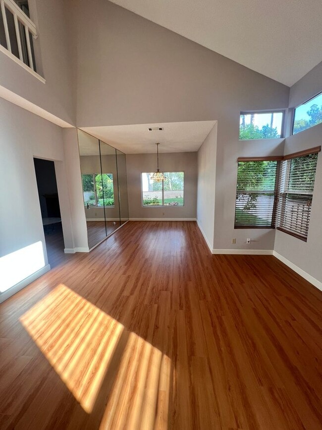 Building Photo - West Ventura - Gorgeous updated three bedroom, 2.5 bath home in Brock Hills