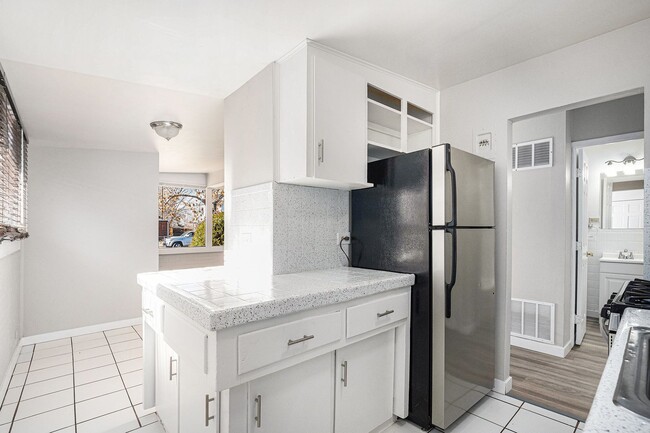 Building Photo - Newly Renovated 2Bed/1Bath Duplex in Park Hill