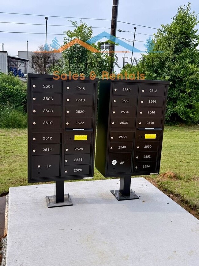 Building Photo - Stunning 3 Bedroom with Rooftop Terrace