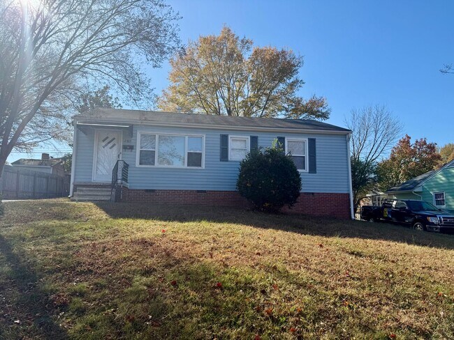 Building Photo - Three bedroom, 1.5 bath house in Burlington