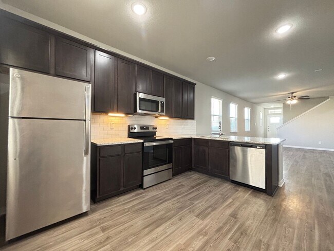 Building Photo - Luxury Living in the Heart of Cibolo!