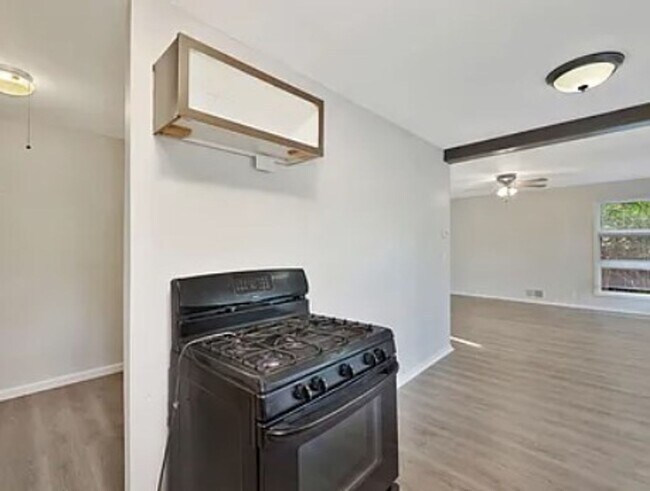 Building Photo - 6020 N East Park View St