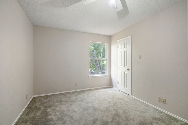 Building Photo - Stunning 4 Bedroom, 2.5 Bath Home in Block...