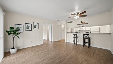 Building Photo - Ground Floor Condo Near the Medical Center!