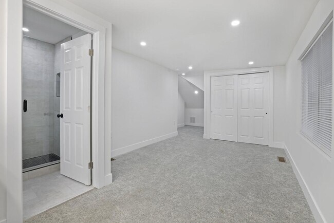 Building Photo - 272 S 22nd St