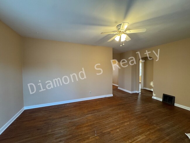 Building Photo - Cute and Clean 2 Bedroom Home Close to Mercy!