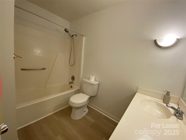 Building Photo - 1025 Thornsby Ln