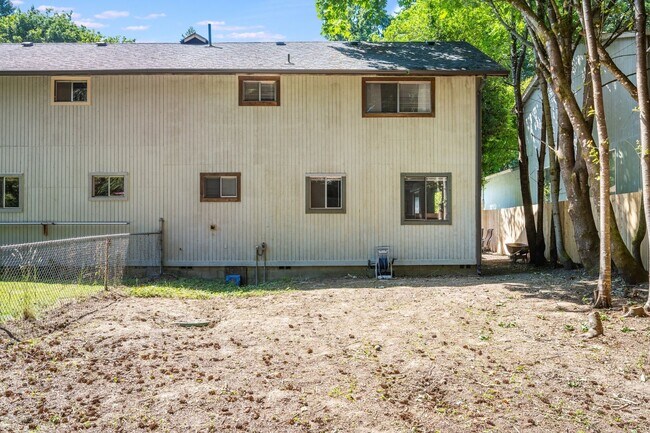 Building Photo - Westside 2BD Duplex