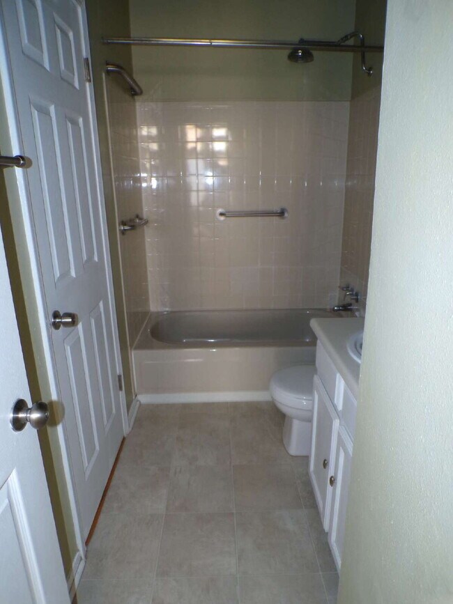 Building Photo - Great Littleton Location! 2 bedroom, 1 bathroom (96CH#A)