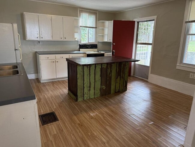 Building Photo - 3 Bedroom in Newport, PA!