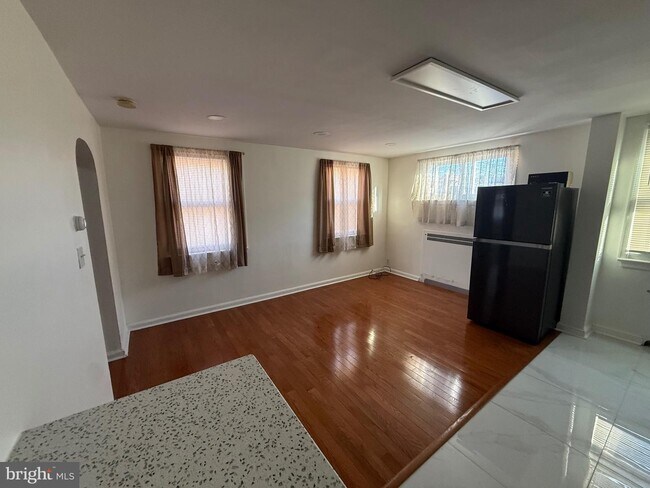 Building Photo - 363 Sherbrook Blvd