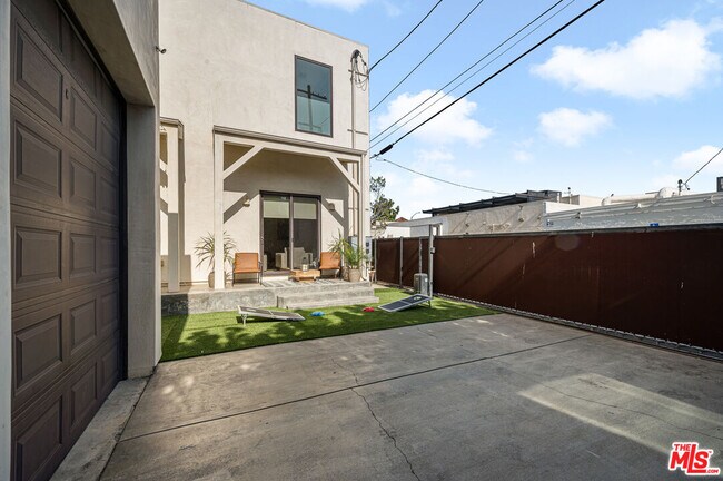 Building Photo - 715 N Kilkea Dr
