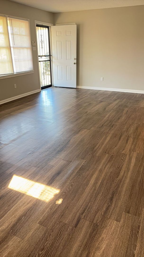 Building Photo - Well Maintained 3 bedroom 1 bath Home - Open To Section 8 - 1st Month's Rent Free